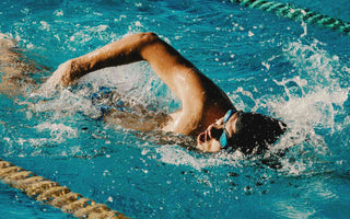 Schwimmer im Becken 